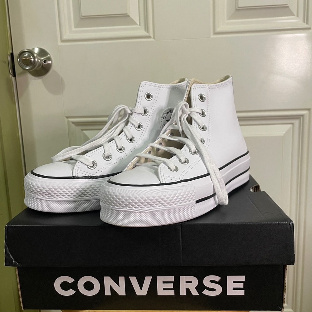 NWOT Converse Chuck Taylor All Star Lift Platform High-Top Women's 5 US